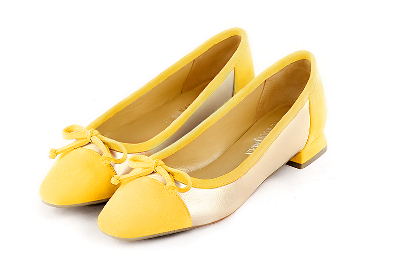 Yellow and gold dress ballet pumps, with low heels. Square toe. Flat flare heels. Elegant flat shoes for parties and weddings - Florence KOOIJMAN